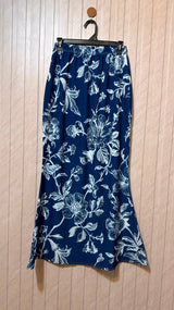 Waist 30  Length 40  Fabric Silk Women’s Statement Skirt