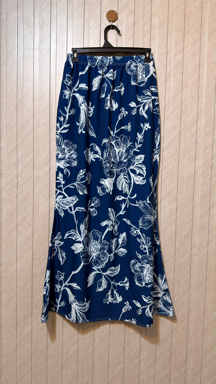 Waist 30  Length 40  Fabric Silk Women’s Statement Skirt