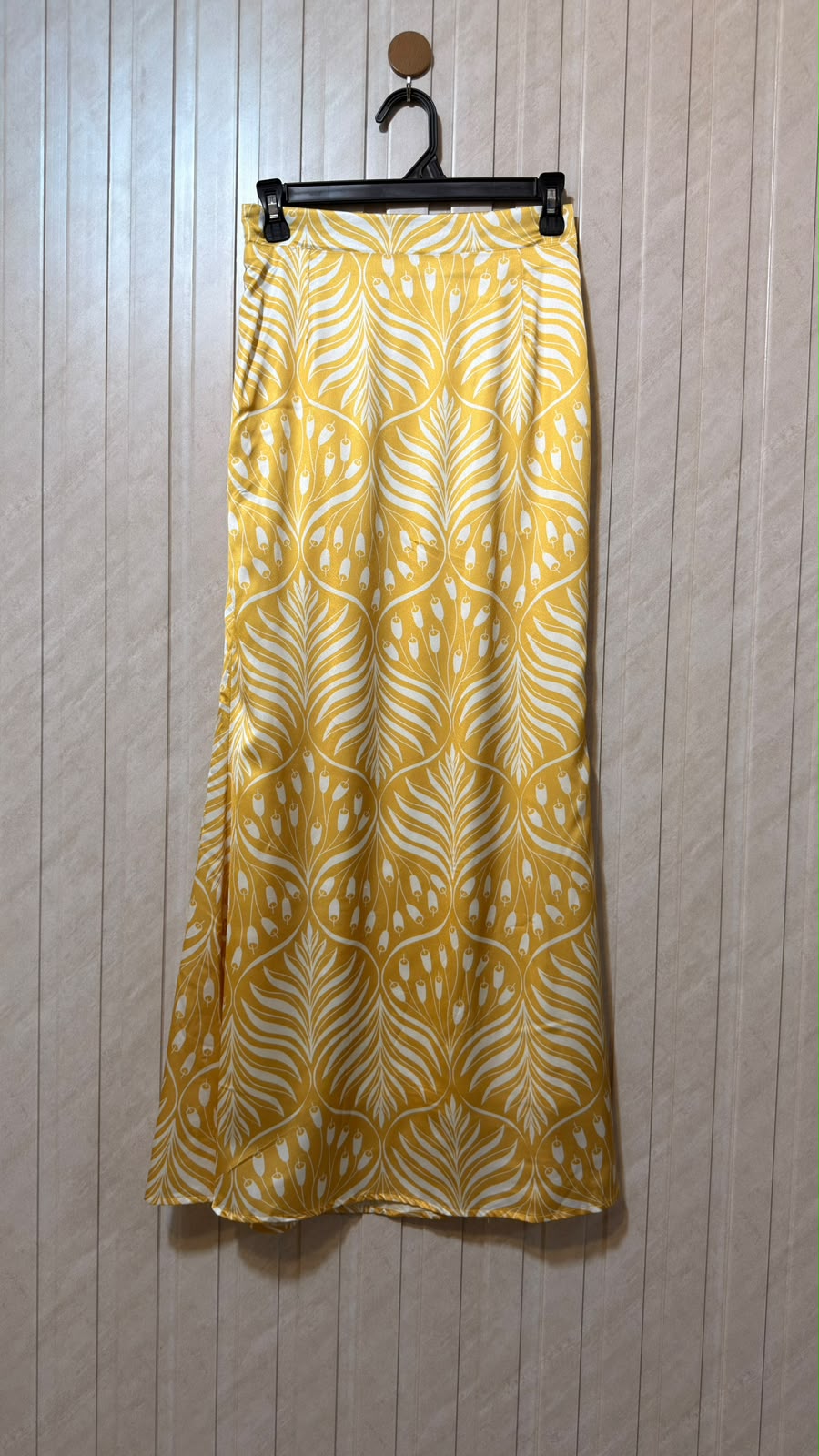 Waist 30  Length 39  Fabric Silk Chic Fashion Skirt