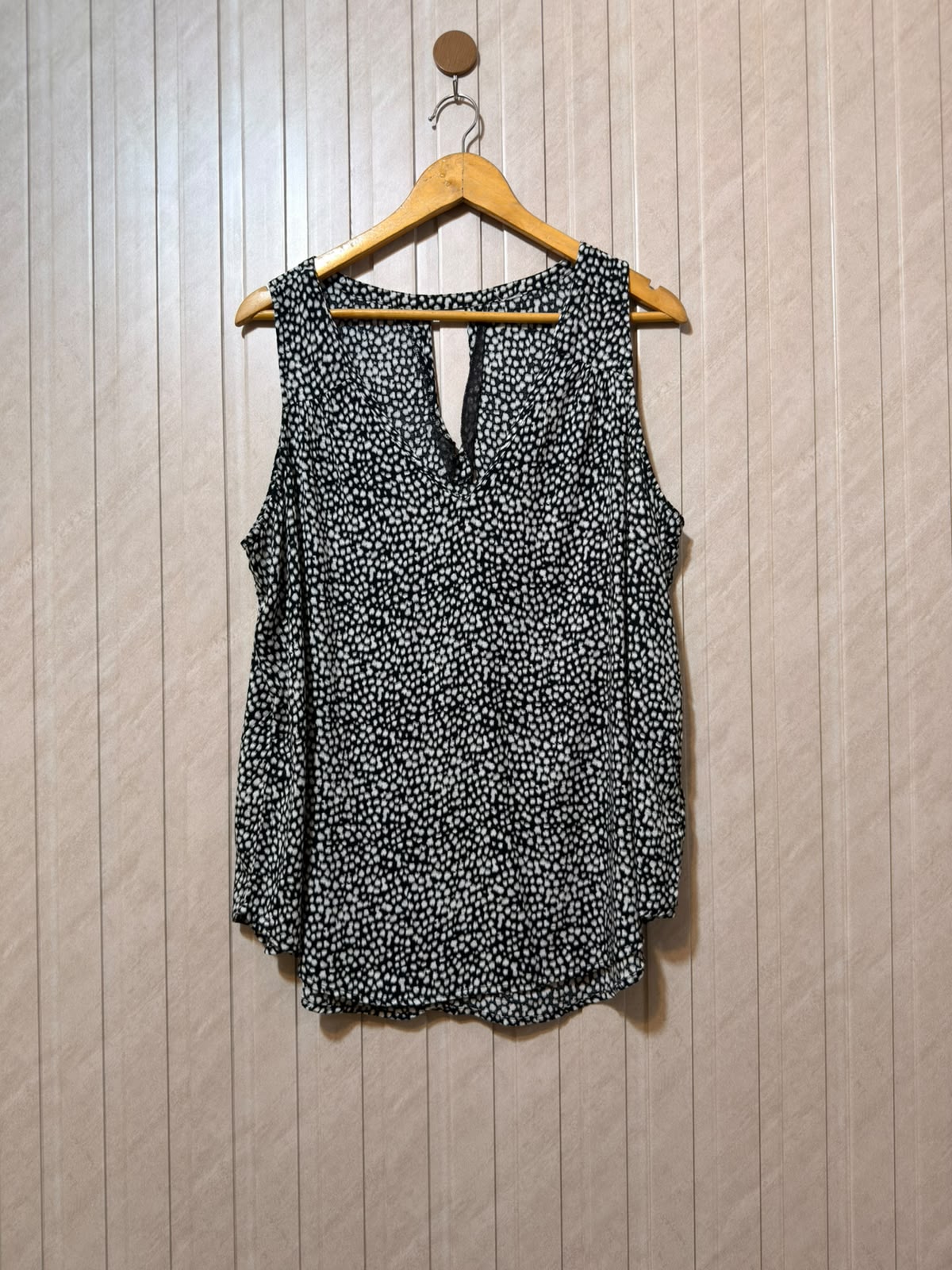 Chest 22  Length 28  Fabric Linen Women's Contemporary Sleeveless Top