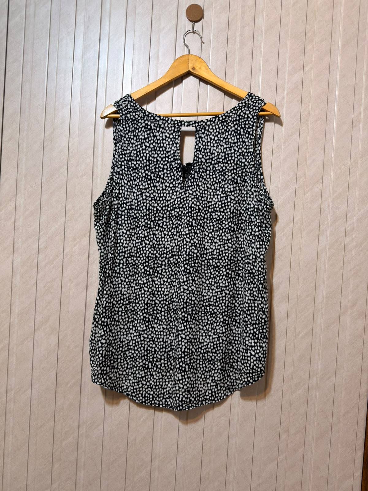 Chest 22  Length 28  Fabric Linen Women's Contemporary Sleeveless Top