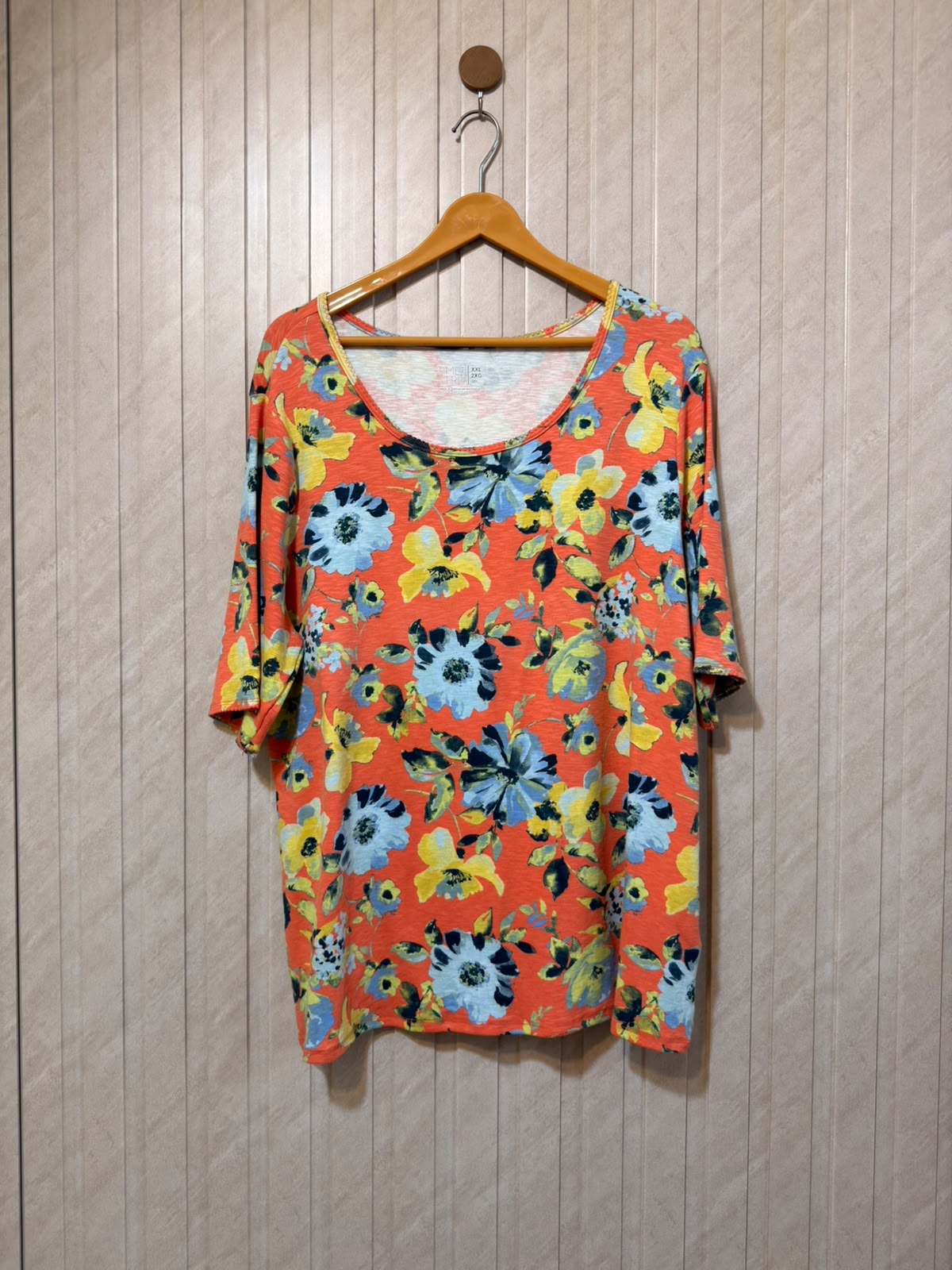 Chest 25  Length 27 Women’s Signature T-Shirt