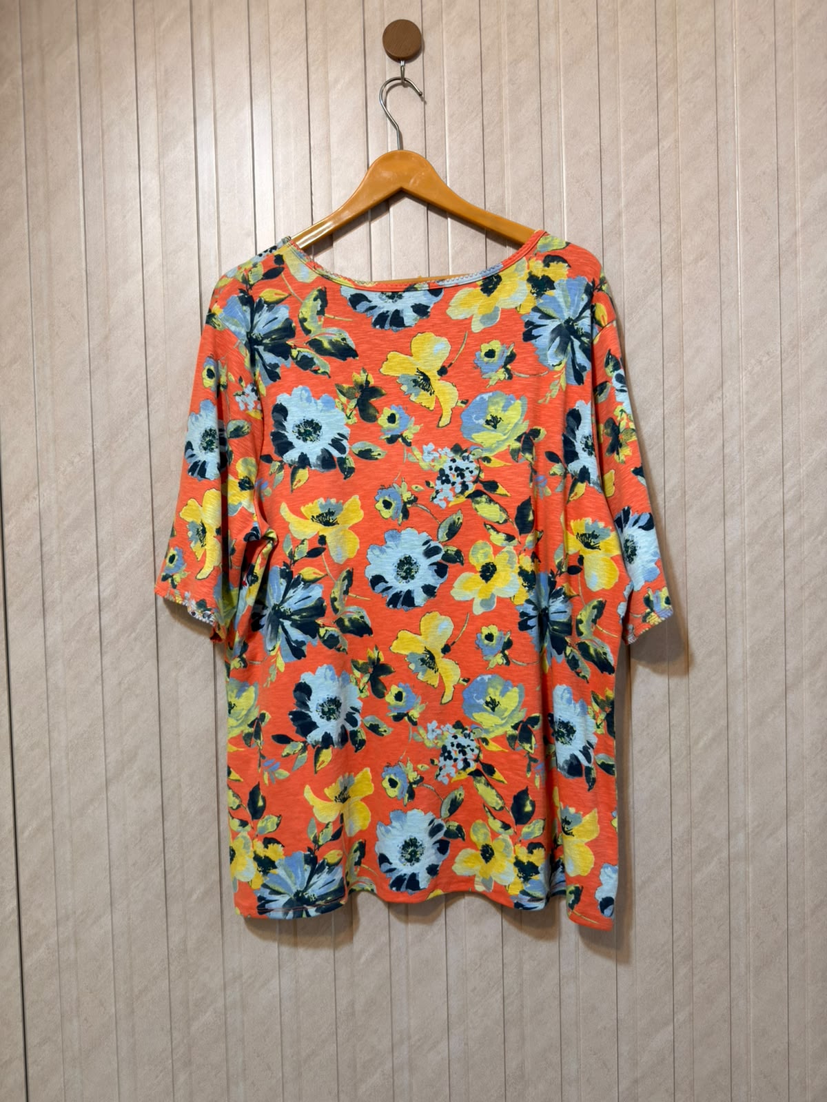 Chest 25  Length 27 Women’s Signature T-Shirt