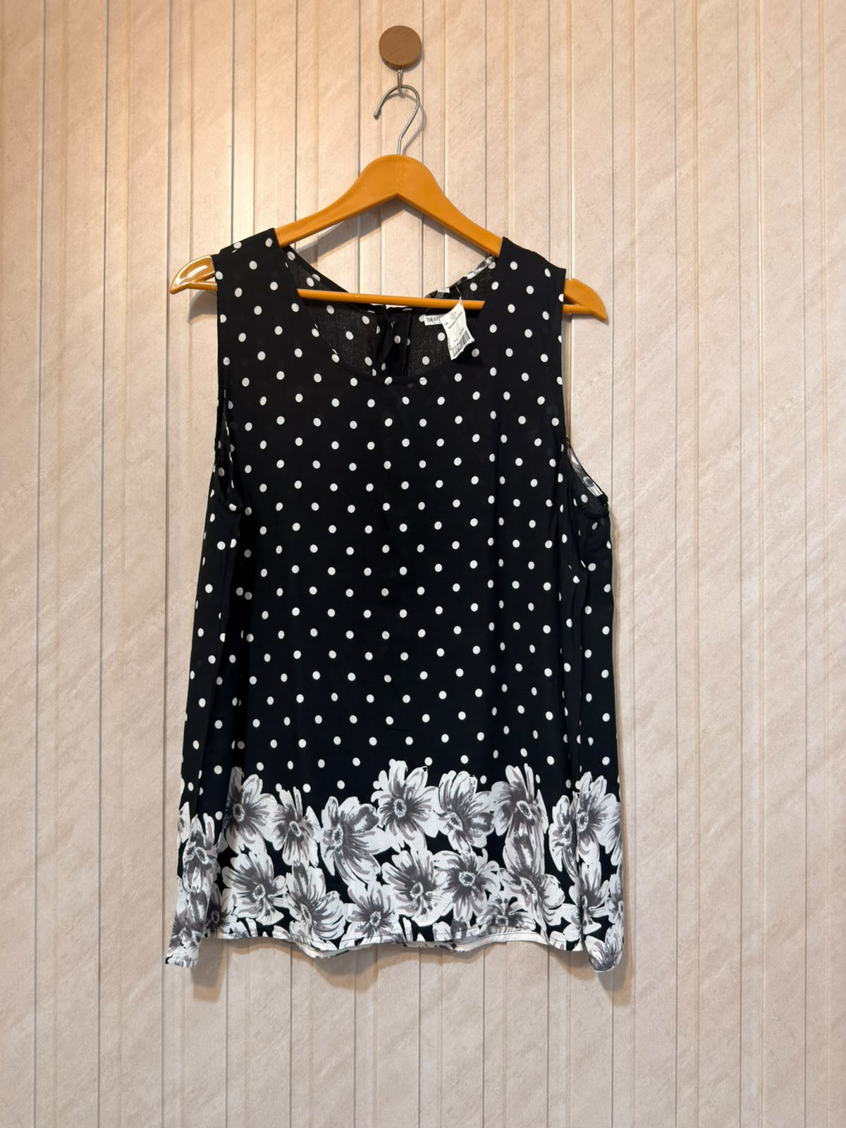 Chest 20  Lenght 27  Fabric Linen Everyday Sleeveless Top