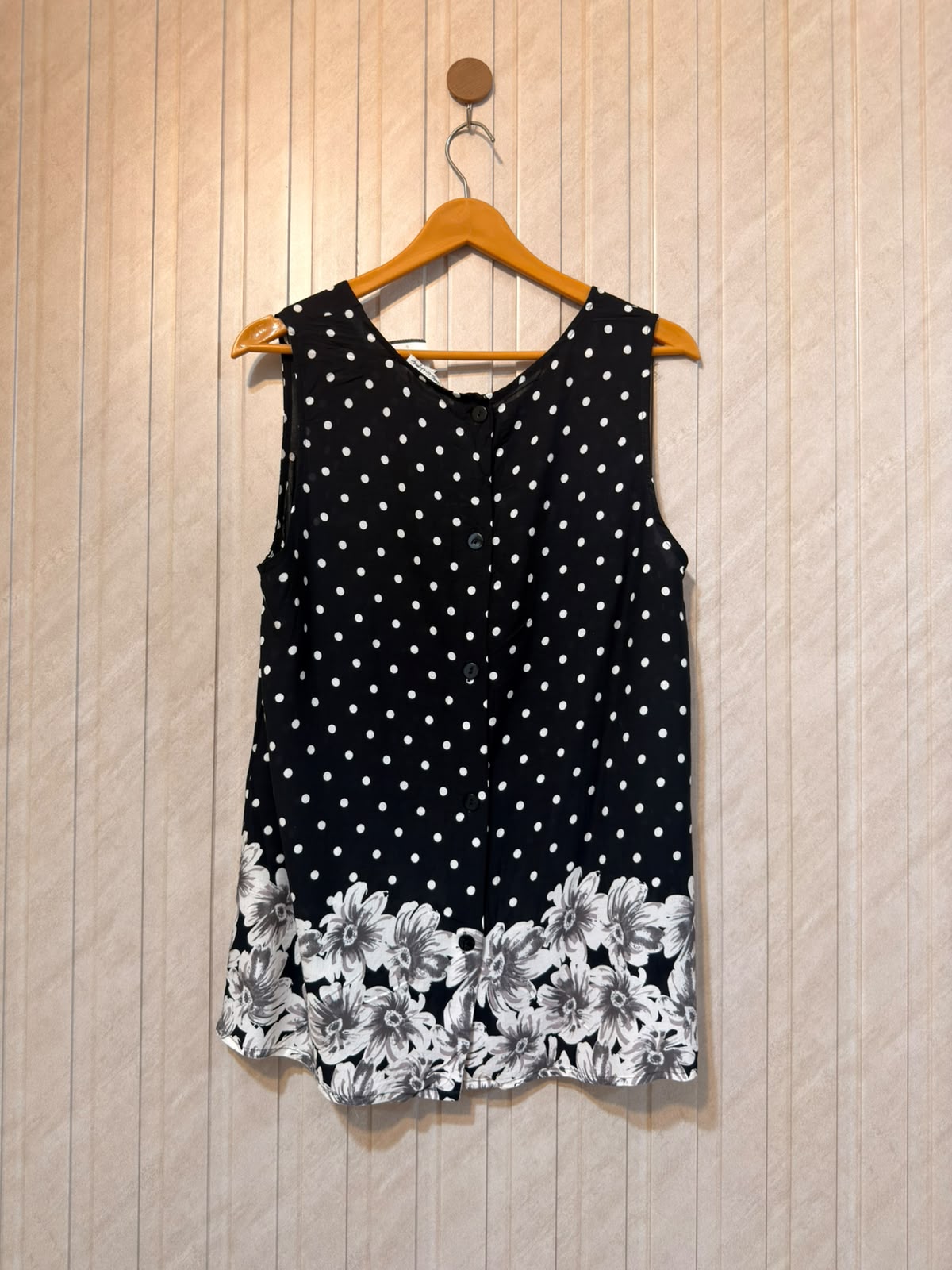 Chest 20  Lenght 27  Fabric Linen Everyday Sleeveless Top