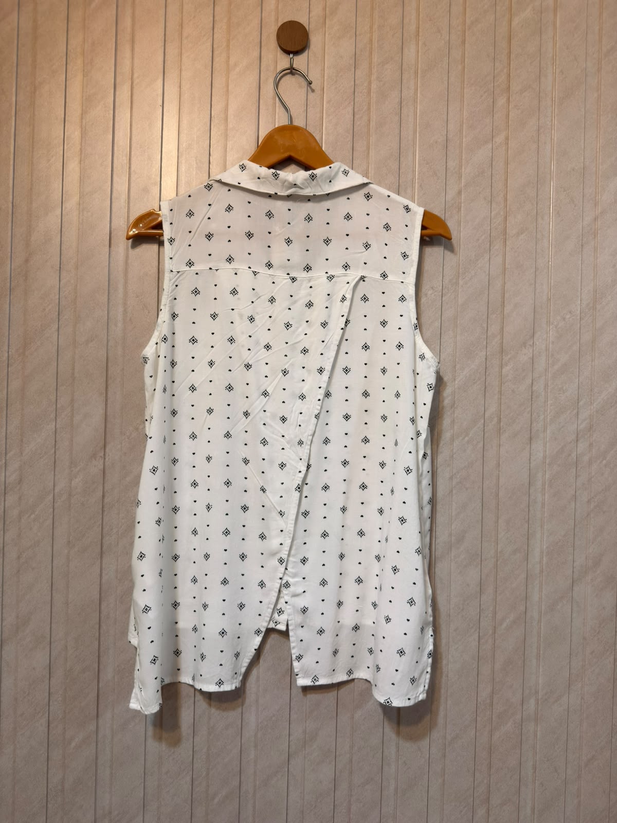 Chest 19  Lenght 24 to 26  Fabric Linen Classic Sleeveless Top