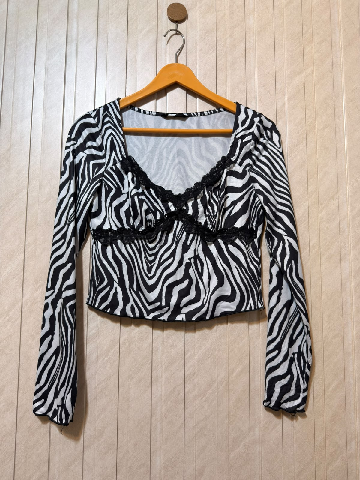 Chest 17  Length 16  Fabric Jersey Women’s Fashionable Crop Top