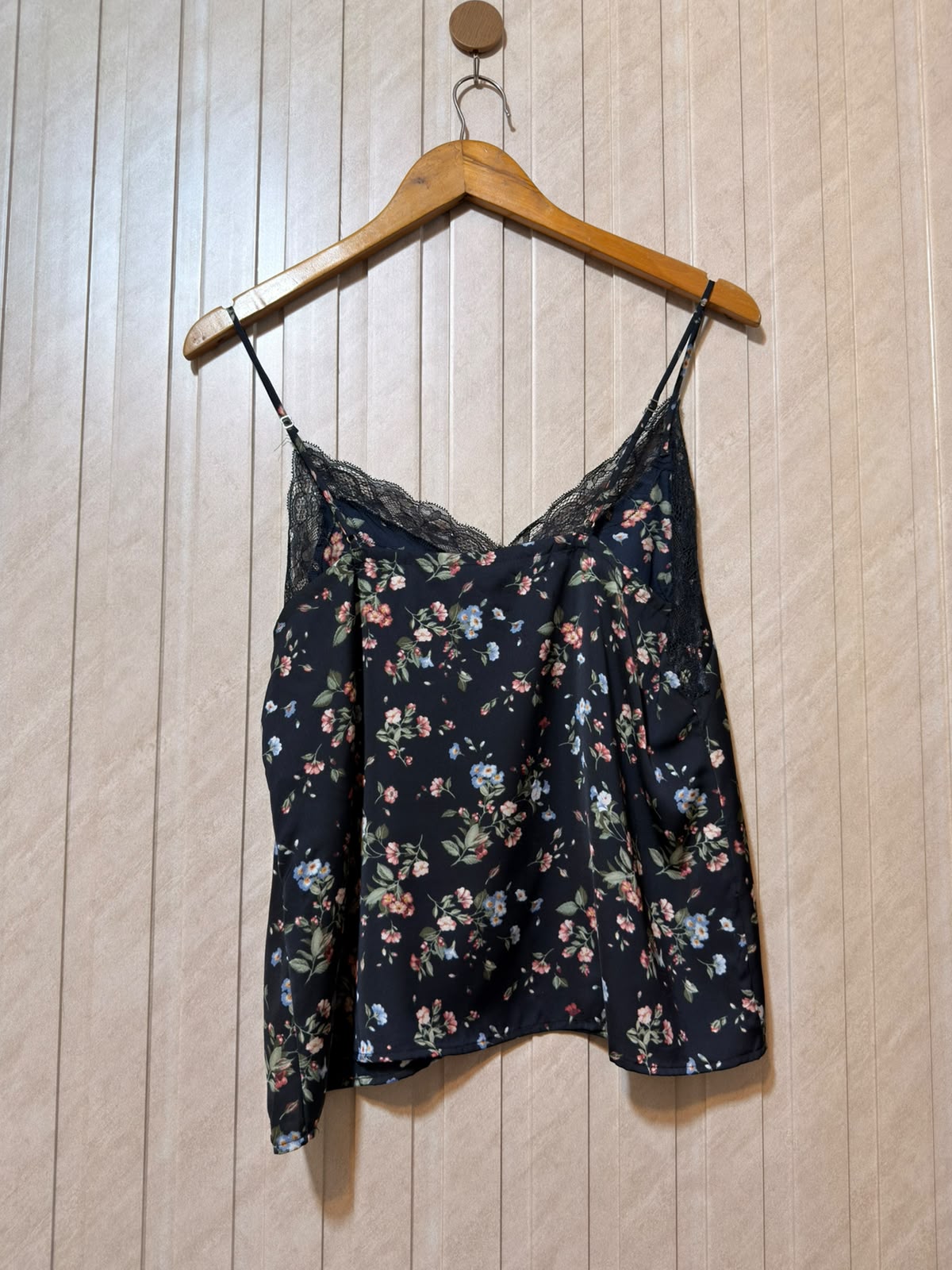 Chest 18  Length 23  Fabric Silk Women’s Modern Crop Top