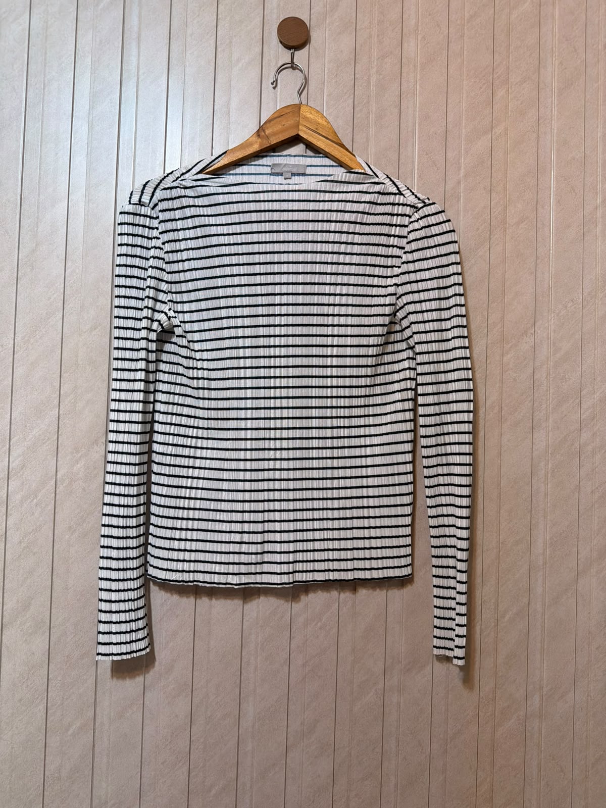 Chest 17  Length 21  Fabric Silk Branded Women’s Full Sleeve Top