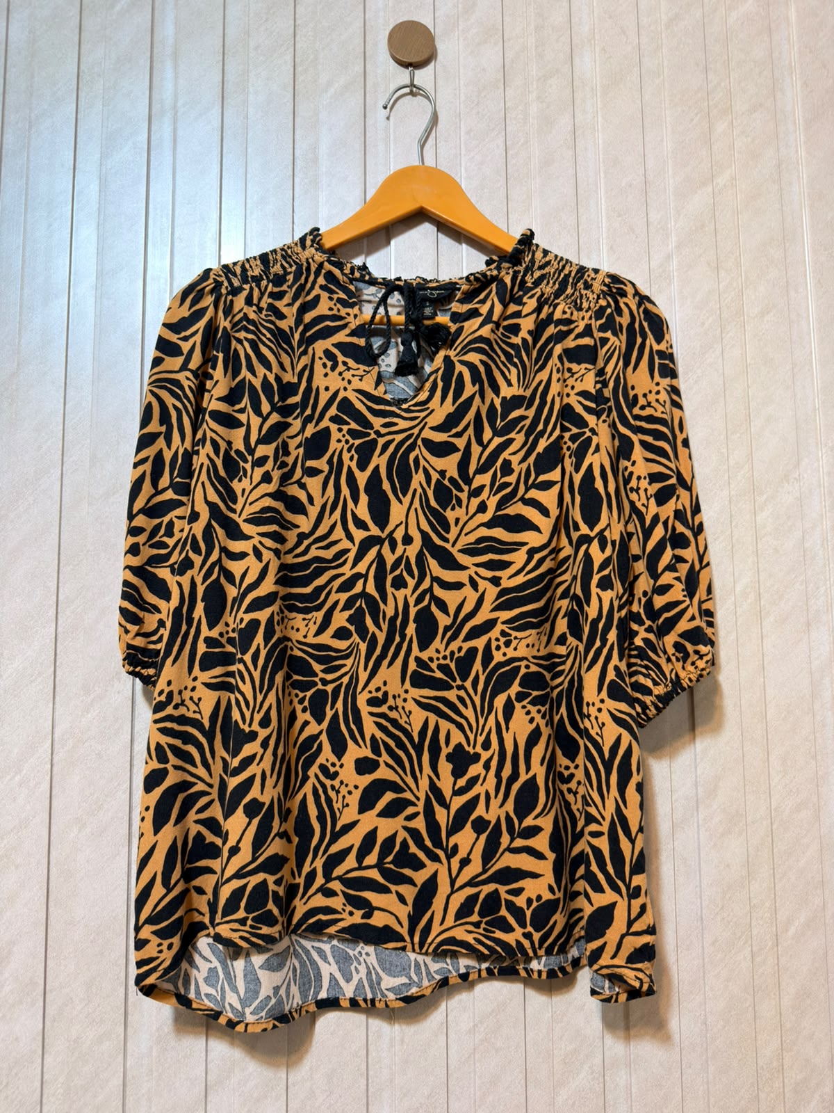 Chest 18  Lenght 23  Fabric linen Fashionable Women’s Half Sleeve Top