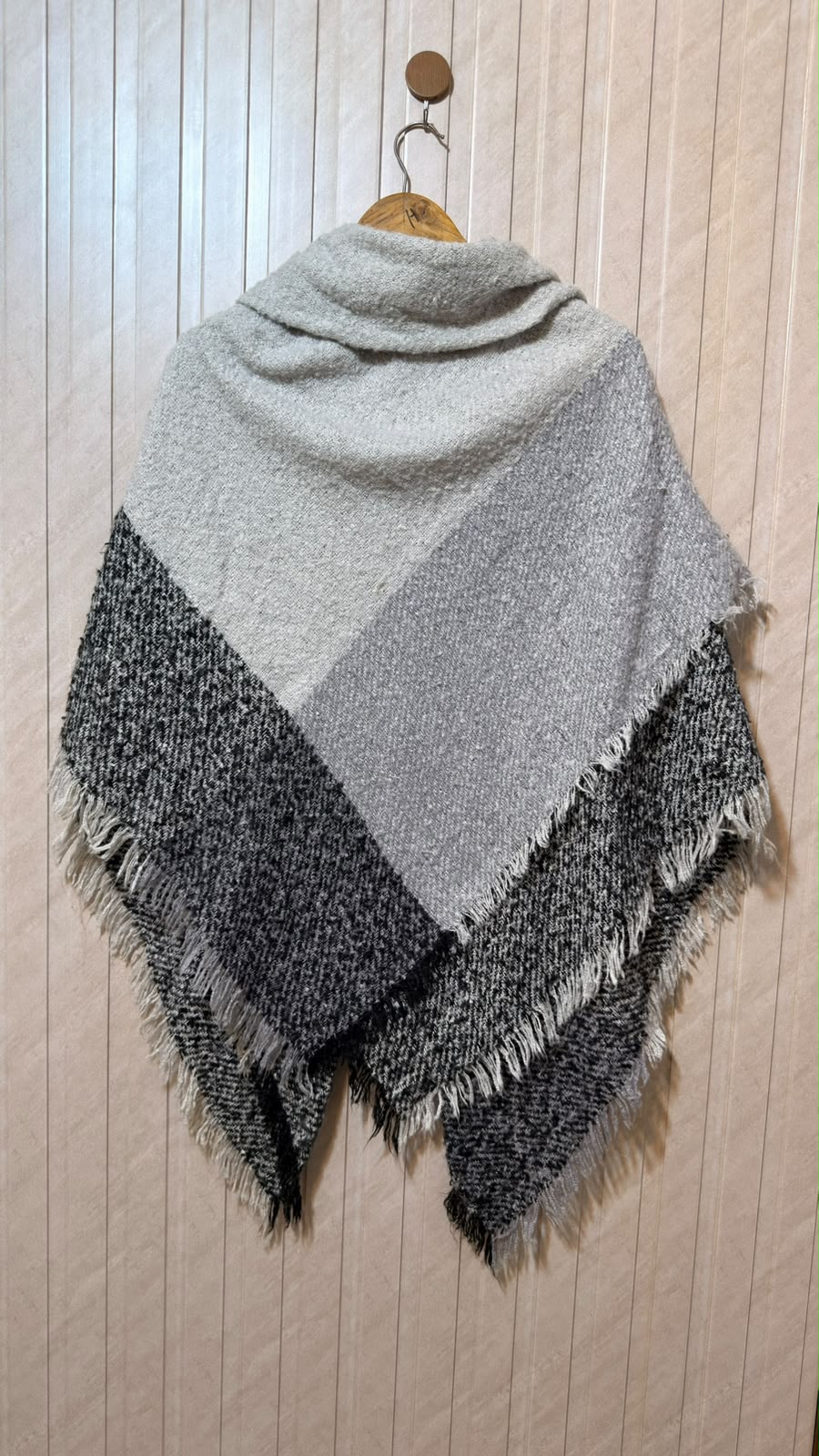 Women’s Minimalist Shawl